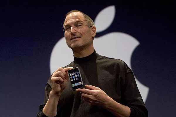 Steve Jobs memperkenalkan iPhone generasi pertama.(Cnet)