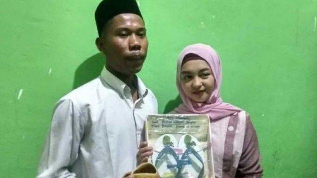 Nikahi Seorang Model Cantik dengan Mahar Sandal Jepit, Pemuda Ini Bikin Iri