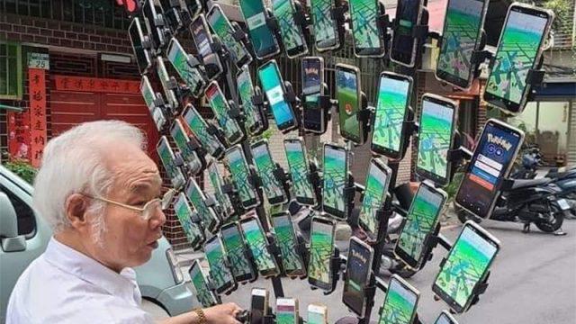 Kakek Legend Ini Modofikasi Sepeda Dengan 64 Ponsel Sekaligus Buat Main Pokemon GO!