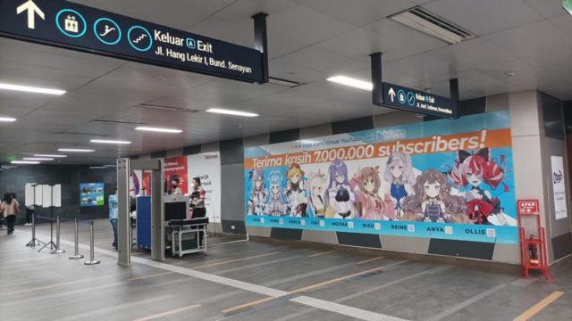 Ini Minggu Terakhir Kamu Bisa Melihat Poster hololive ID di MRT Senayan!