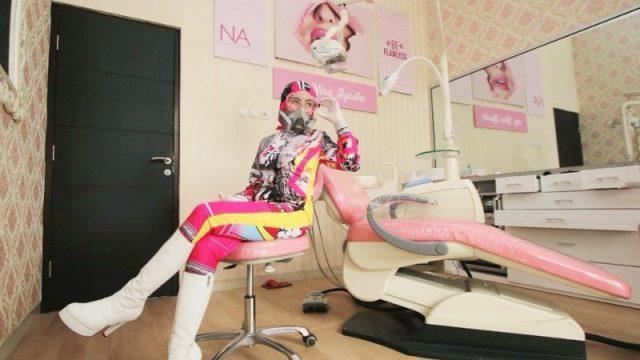10 Potret Dokter Nina Agustin, Tetap Cantik dan Fashionable dengan APD Unik!