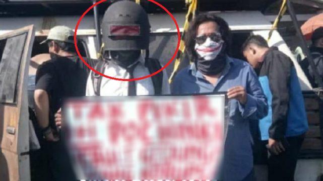 Bikin Tersenyum, Mahasiswa Ini Pakai Atribut PUBG saat Ikut 'Surabaya Menggugat'