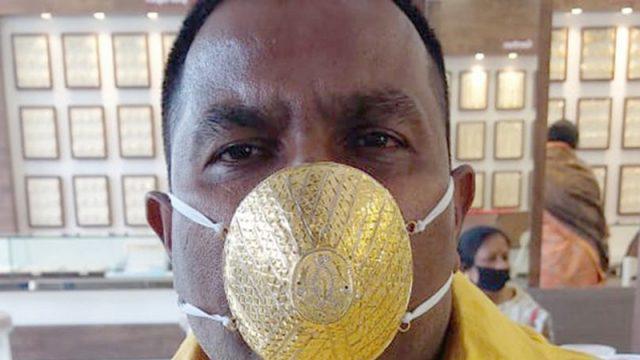 Da Real Sultan! Seorang Pengusaha Asal India Pakai Masker dari Emas