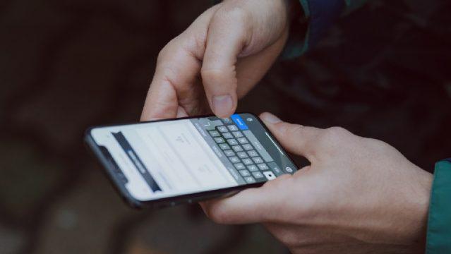 Bikin Cekikikan, Ini 10 Bukti Kalau Cari Topik Obrolan Itu Susah Banget