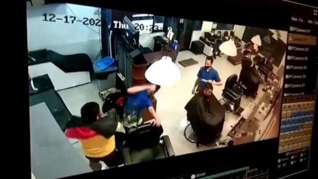 Salah Potong? Tukang Cukur di Bandung Dipukul Oleh Customer