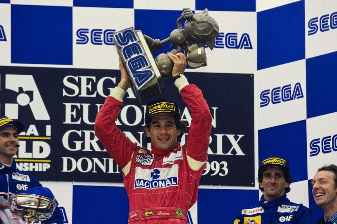 Ayrton Senna mengangkat trofi Sonic di tahun 1993. (Video Games Chronicle)