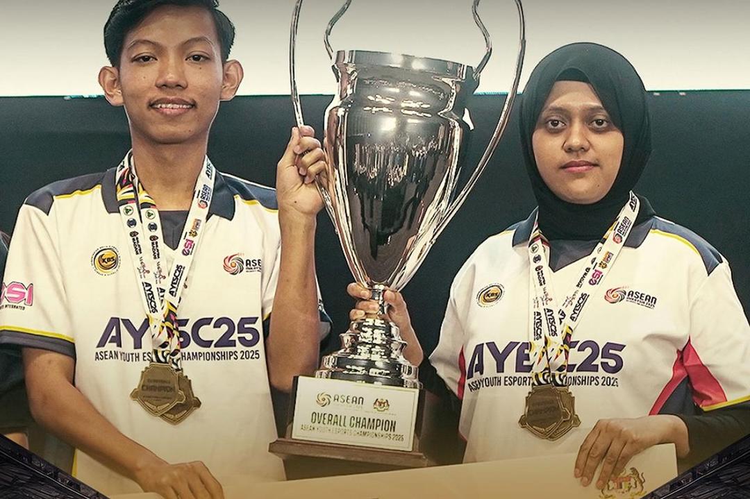 Huda dan Putri mengangkat trofi juara umum ASEAN Youth Esport Championship 2025. (Dok. Team RRQ)