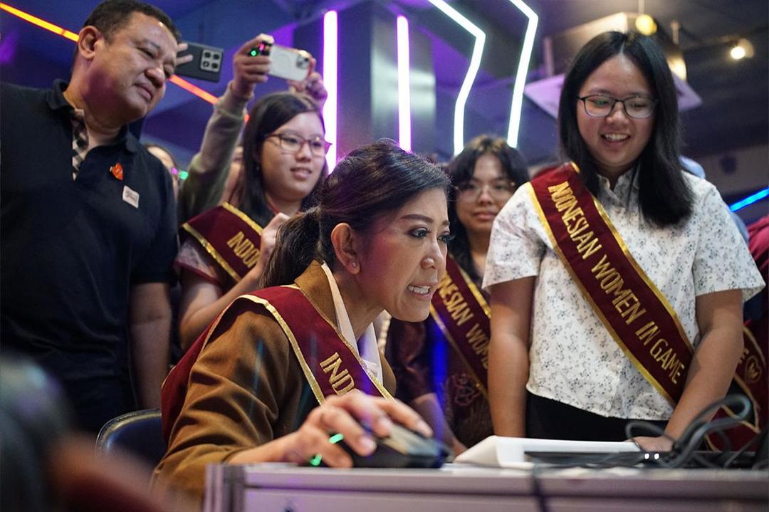Menkomdigi memainkan salah satu game lokal buatan developer perempuan. (Dok. GGWP)