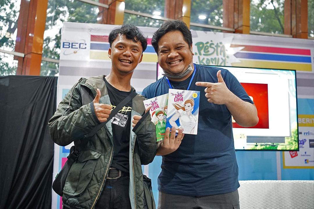 Tara Arts memberikan giveaway komik Dia Lagi kepada fans. (Dok. GGWP)
