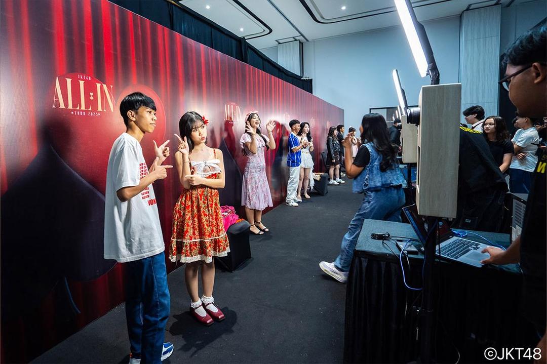 Sesi 2 shot bersama member JKT48. (Dok. JKT48)