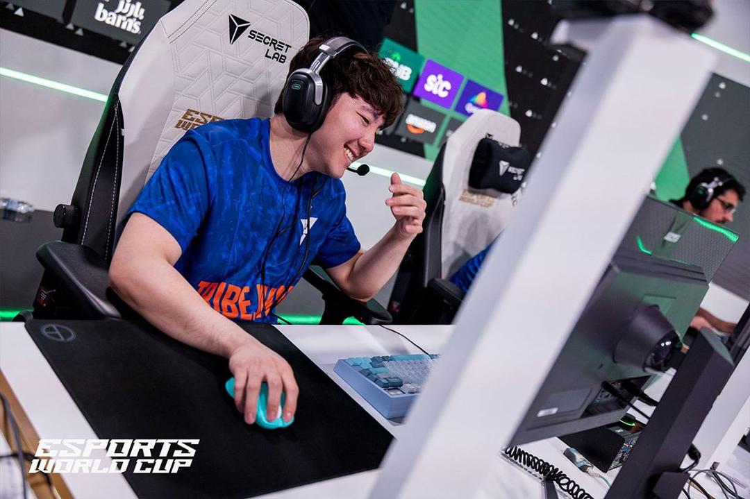 Whitemon menikmati kemenangan Tundra atas Virtus.pro. (Dok. Esports World Cup)