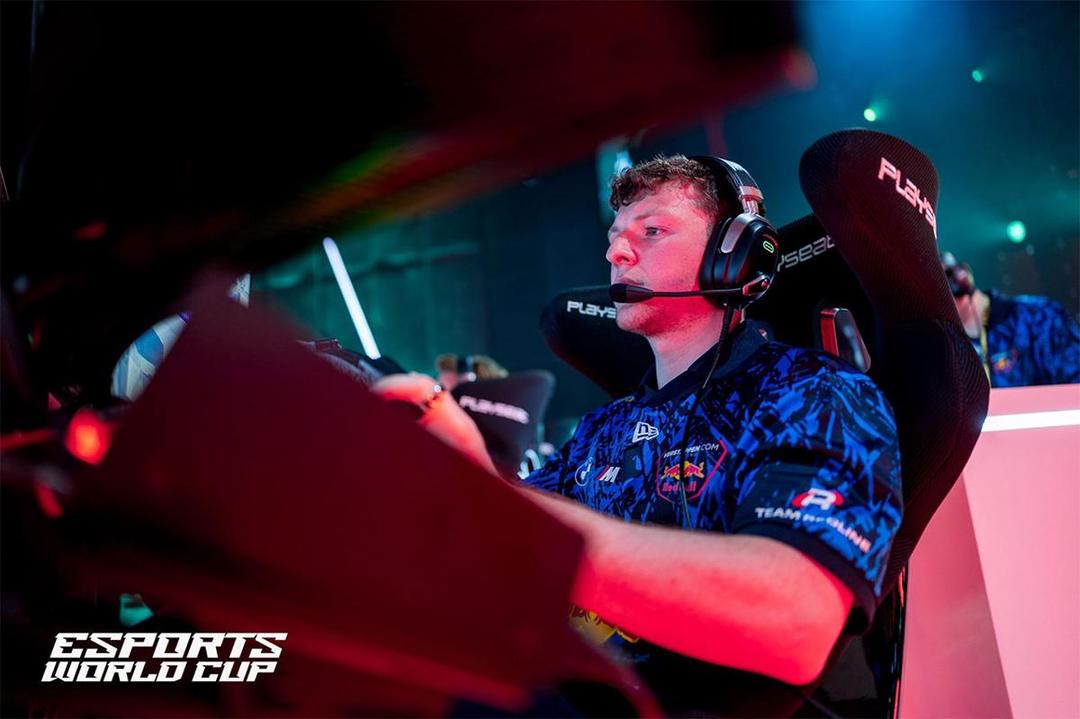 Pembalap Team Redline mengemudikan mobilnya di babak group stage Rennsport. (Dok. Esports World Cup)