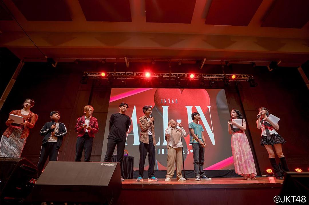 Interaksi member dan fans di atas stage. (Dok. JKT48)