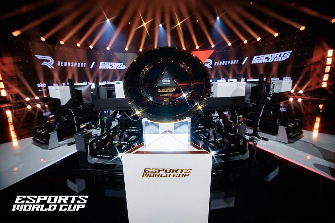 Trofi EWC 2025 cabang Rennsport. (Dok. Esports World Cup)