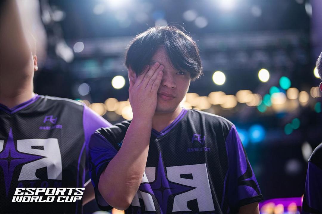 Rare Atom melaju ke babak playoff usai merebut kemenangan kedua. (Dok. Esports World Cup)