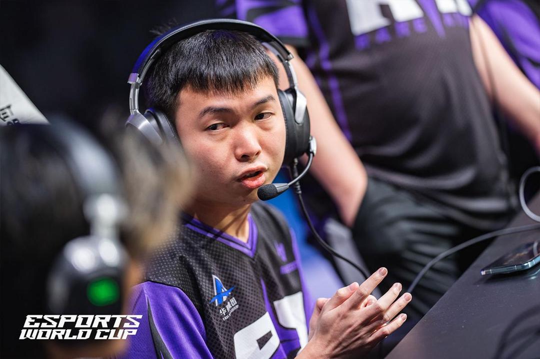 Lanaya dan Donn memberikan saran kepada rekan tim mereka. (Dok. Esports World Cup)