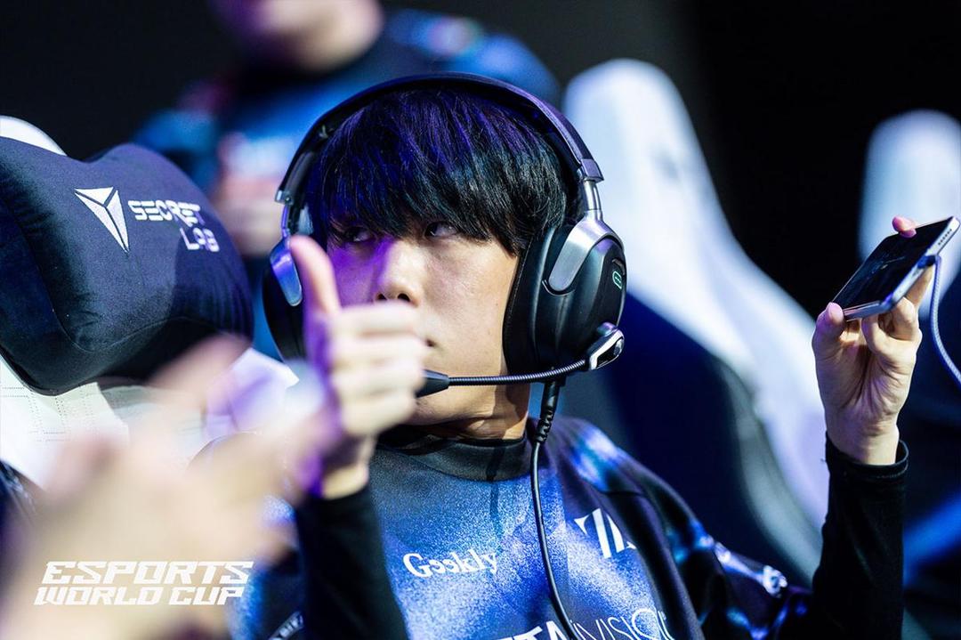 Kani memberikan sinyal OK kepada coach. (Dok. Esports World Cup)