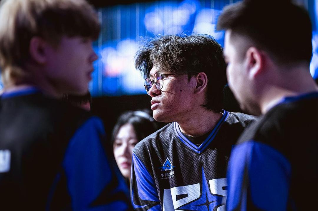 Rare Atom menemani Virtus.pro ke babak final. (Dok. Esports World Cup)
