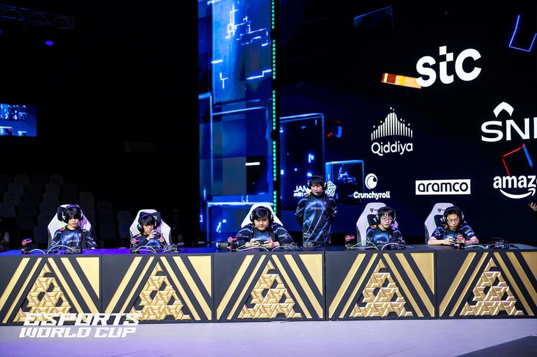 Sesi drafting ZETA Division yang diawasi coach Tink. (Dok. Esports World Cup)