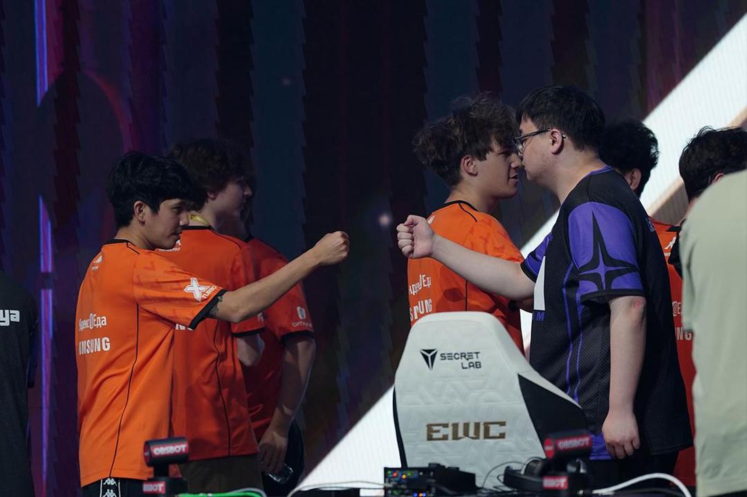 Player Virtus dan Rare Atom bersalaman. (Dok. Moonton)