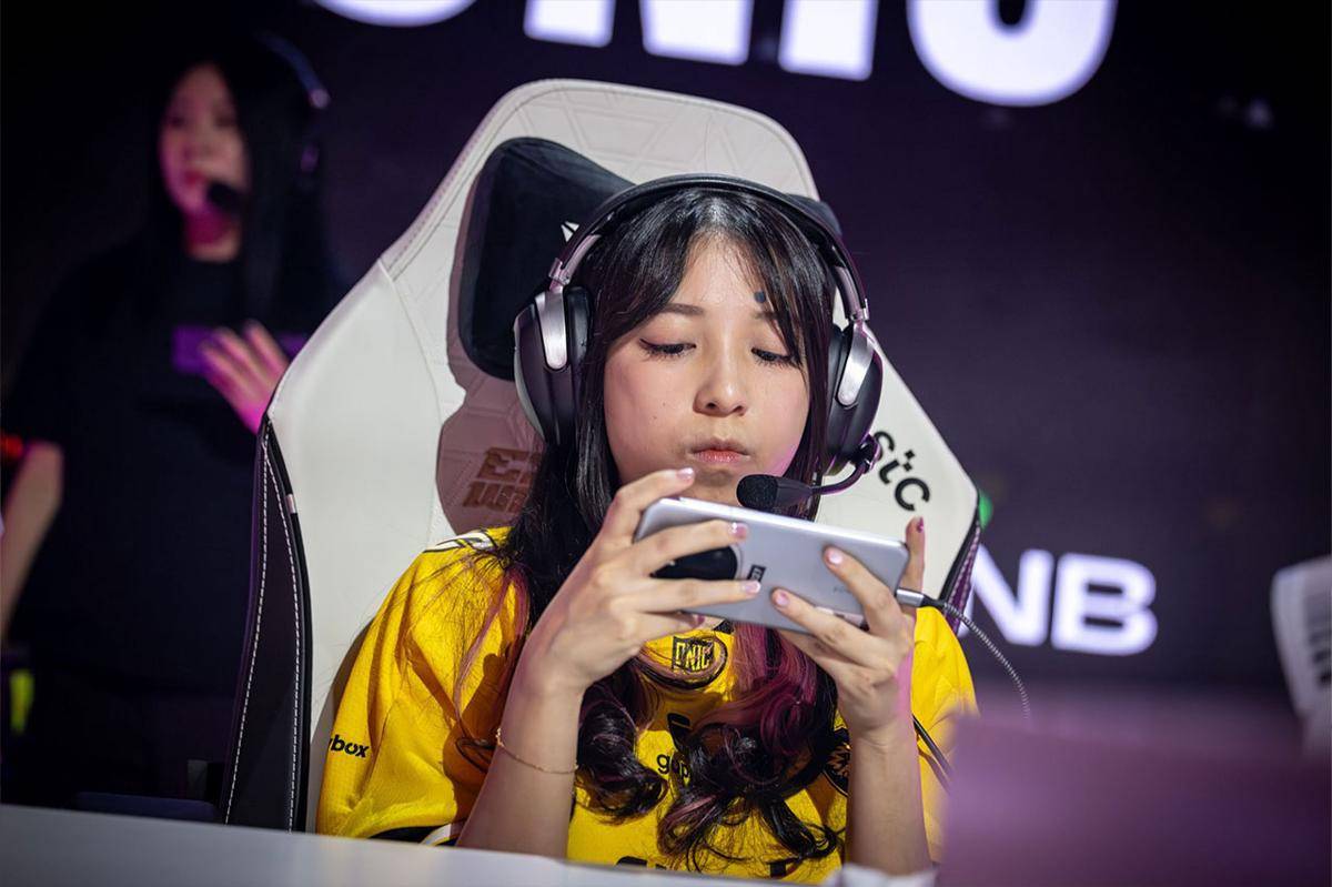 ONIC Pertiwi mmapu beradaptasi lawan FUT Esports. (Dok. Esports World Cup)