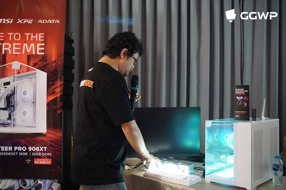 Alva Jonathan melakukan benchmark pada Battle Forteer Pro 906XT. (Dok. GGWP)