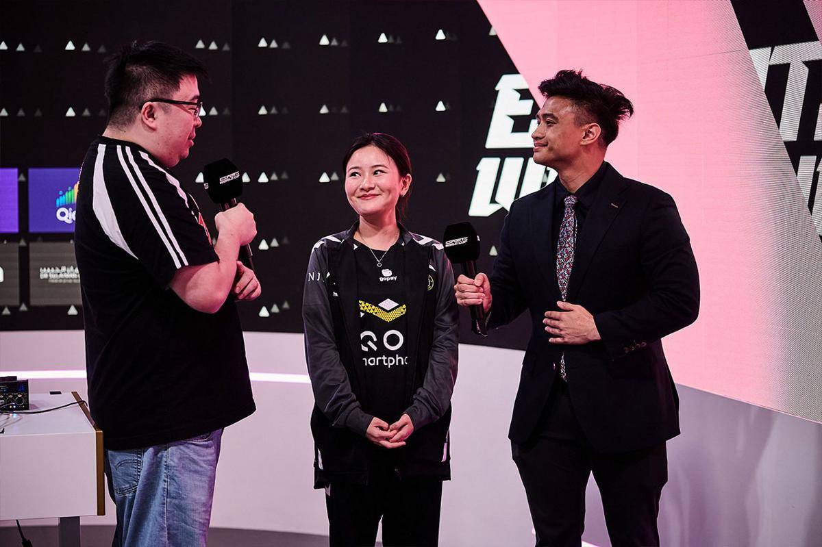 Satrlest menjadi translator Vivian di stage MWI 2025. (Dok. Esports World Cup)