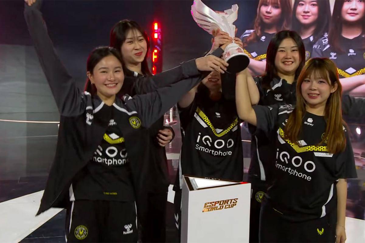 Team Vitality mengangkat trofi MWI 2025. (Dok. Moonton)