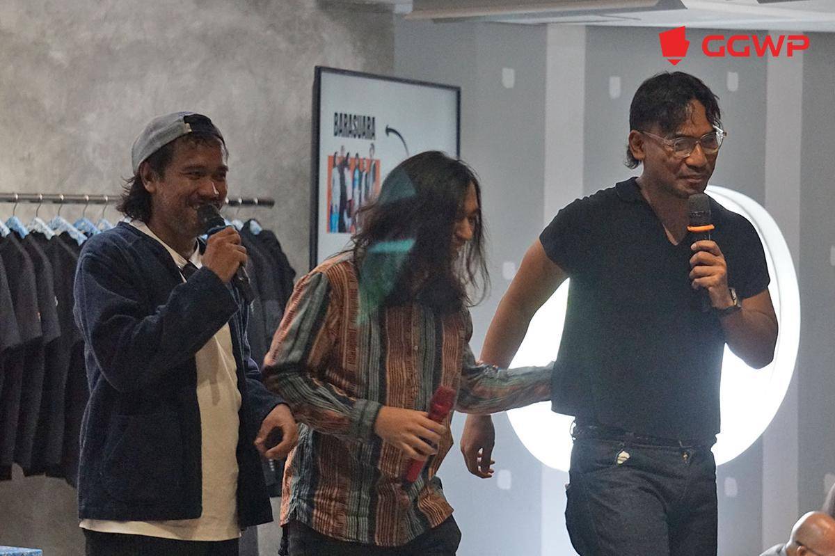 Kiki Ucup menjelaskan kolaborasi Bertukar Lagu yang melibatkan Barasuara (diwakili Gerald Situmorang) dengan .Feast (diwakili Adnan S.P.). (Dok. GGWP)