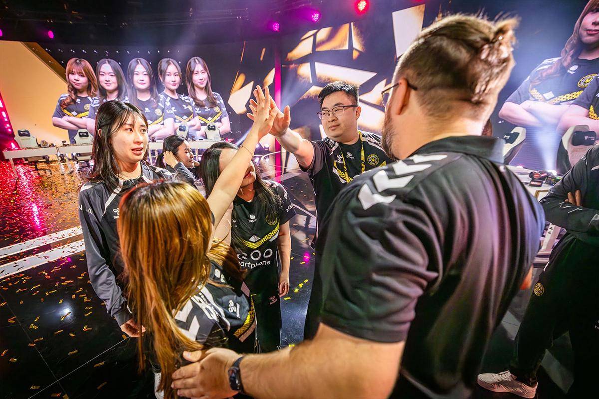 Team Vitality merayakan kemenangan bersama staf korporat seperti Danny Engels dan Starlest. (Dok. Esports World Cup)
