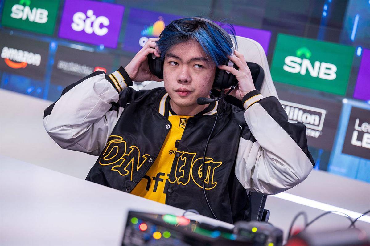 Kiboy membetulkan headset-nya jelang match melawan CFU Gaming. (Dok. Esports World Cup)