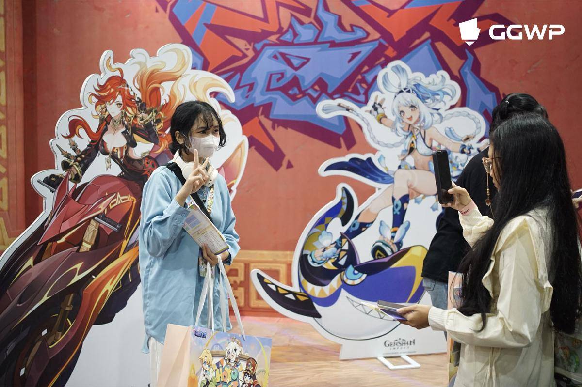 Pengunjung berfoto di booth Genshin Impact. (Dok. GGWP)