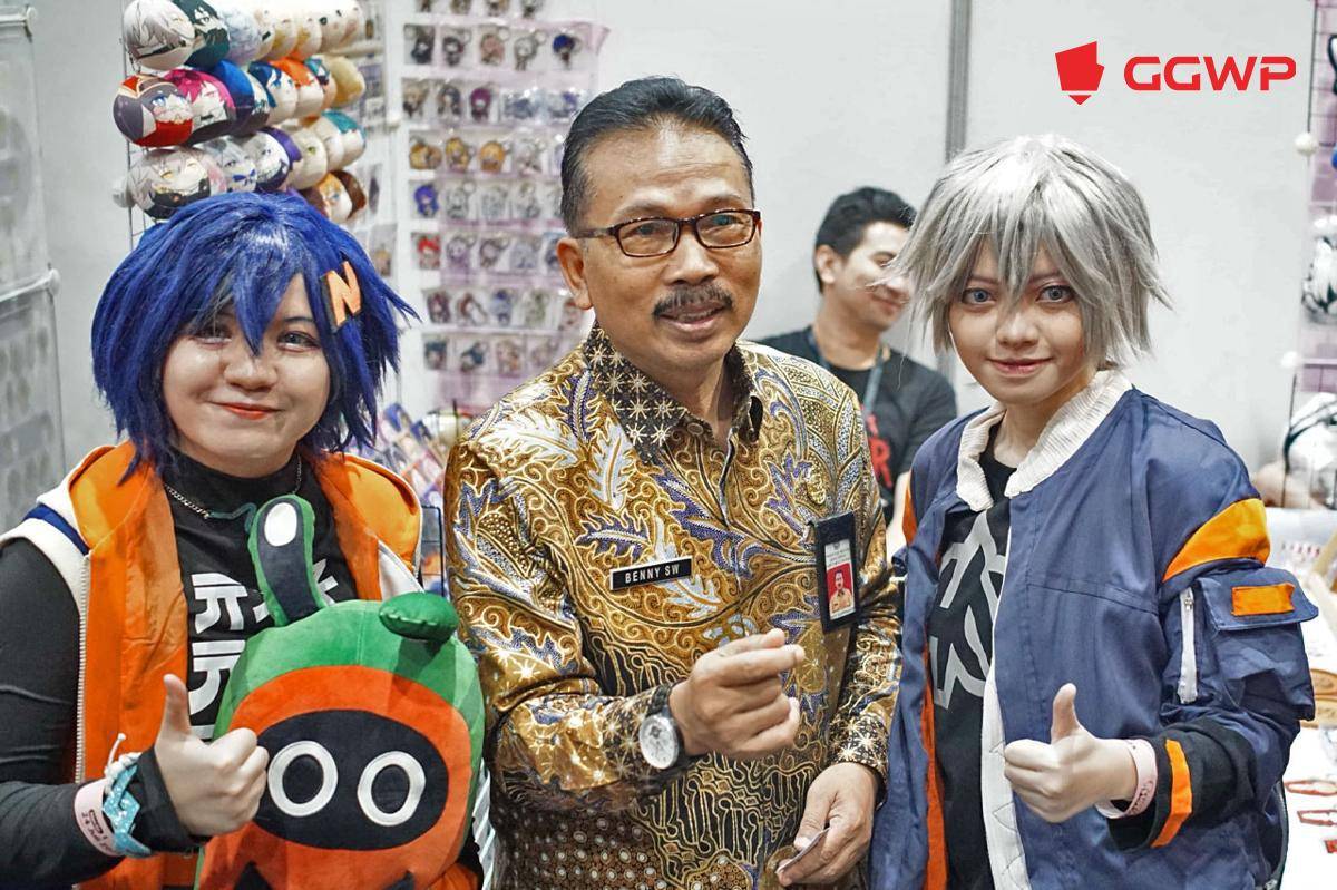 Asisten 1 Provinsi Jawa Timur Drs. Benny Sampirwanto MSi berfoto bersama cosplayer dan penjaga booth Artist Alley. (Dok. GGWP)
