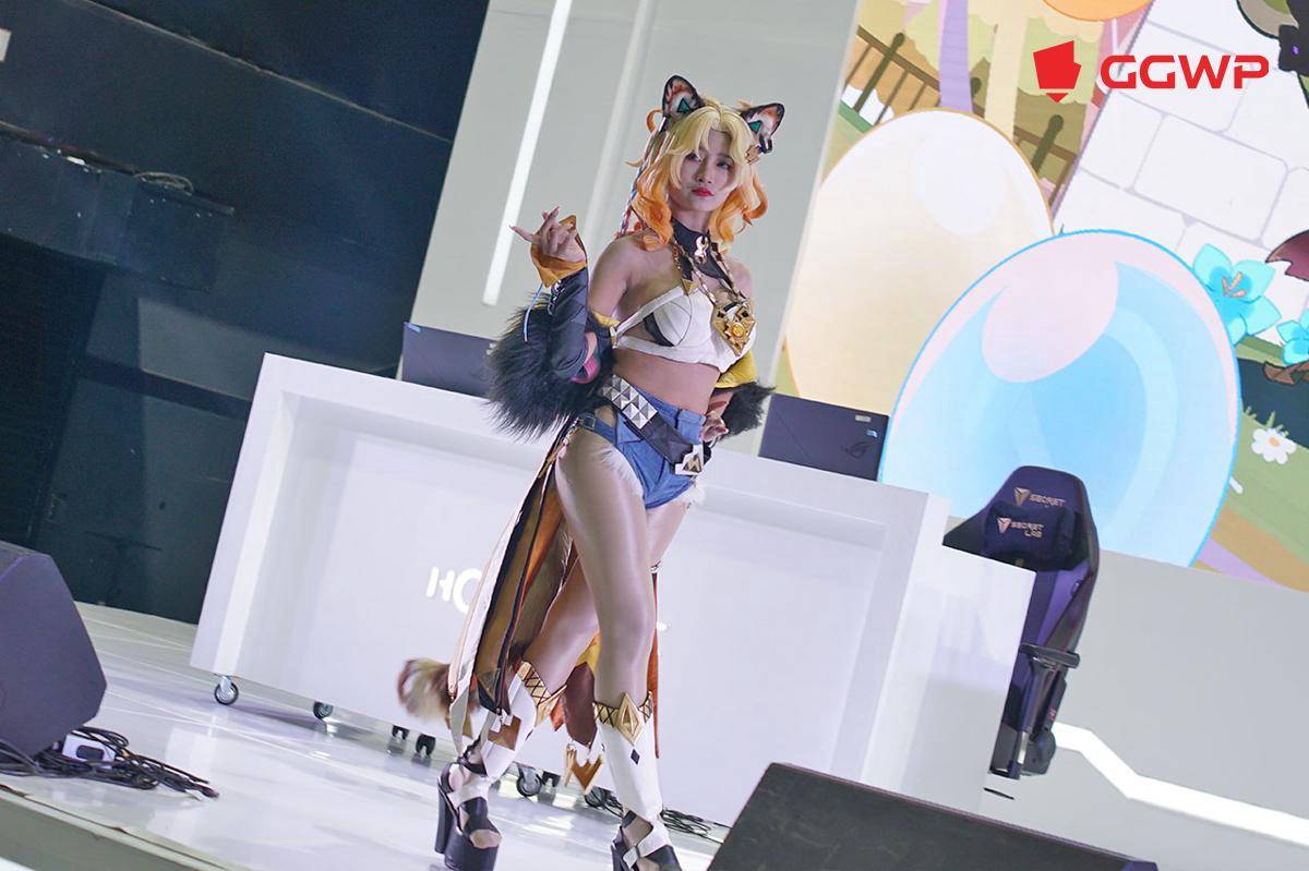 Cosplayer Kameaam tampil di atas main stage HoYo FEST. (Dok. GGWP)