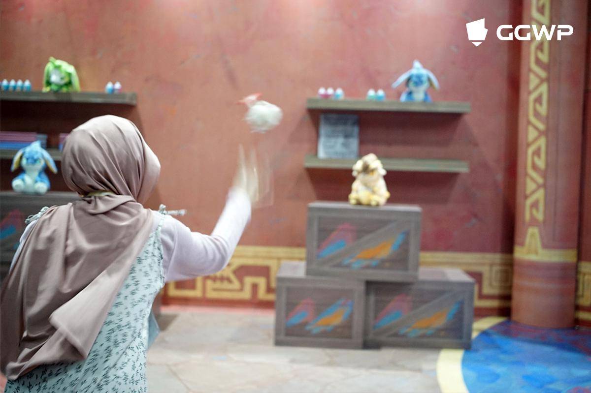 Pengunjung mencoba game melempar Saurian di booth Genshin Impact. (Dok. GGWP)
