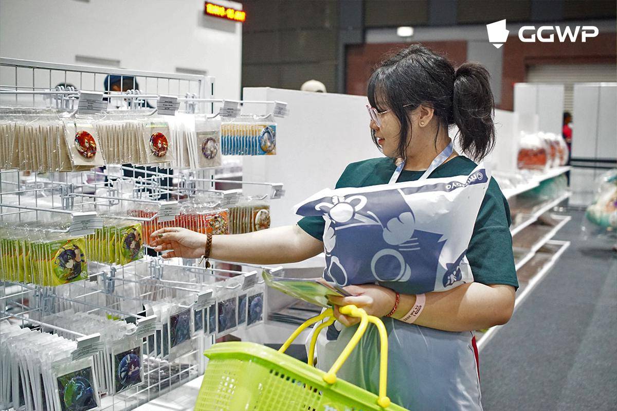 Pengunjung VIP memilih barang belanjaan di store HoYoverse. (Dok. GGWP)