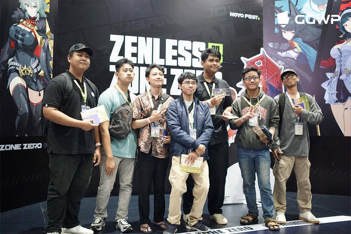 Sekumpulan fans berfoto bareng di booth Zenless Zone Zero. (Dok. GGWP)