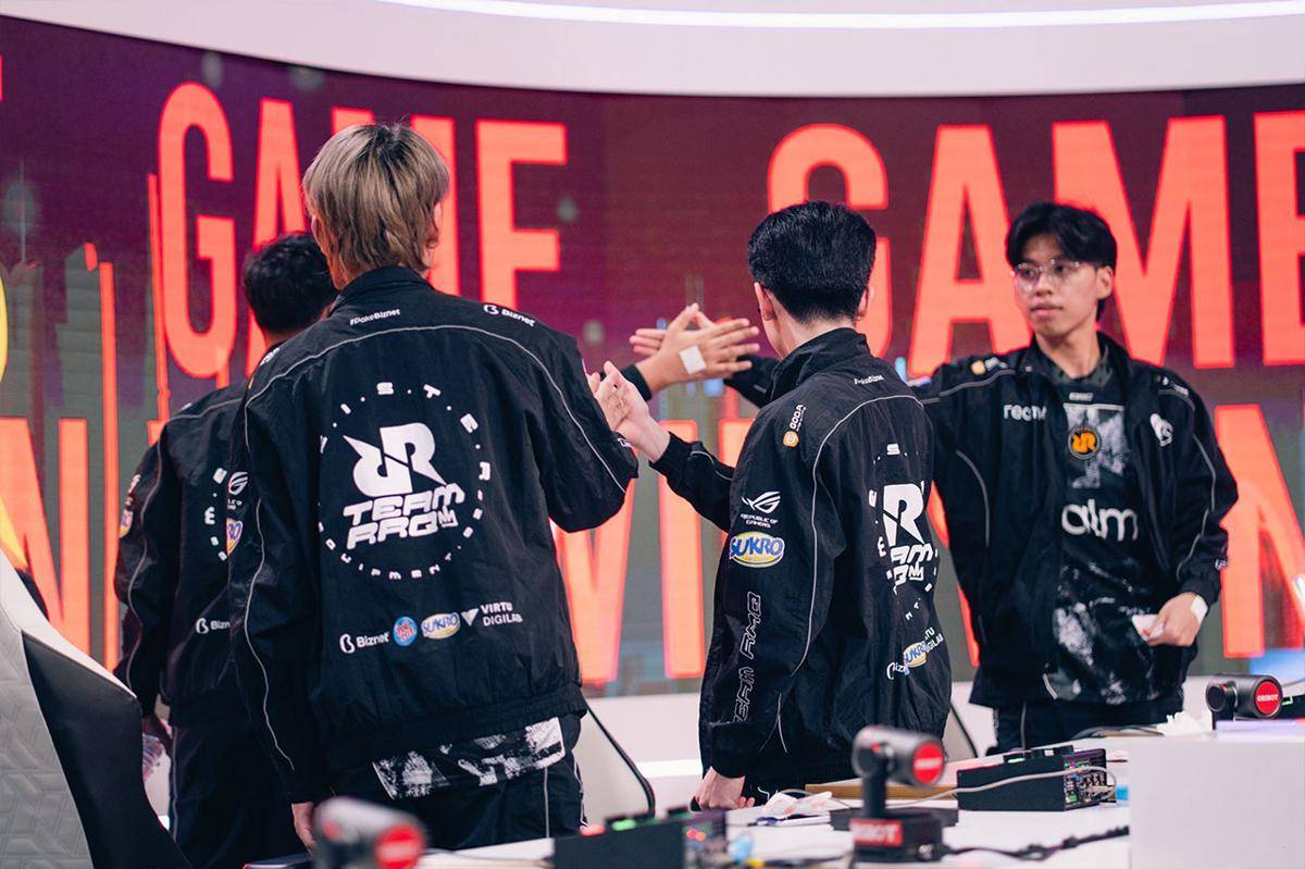 Member tim RRQ Hoshi merayakan kemenangan. (Dok. Esports World Cup)