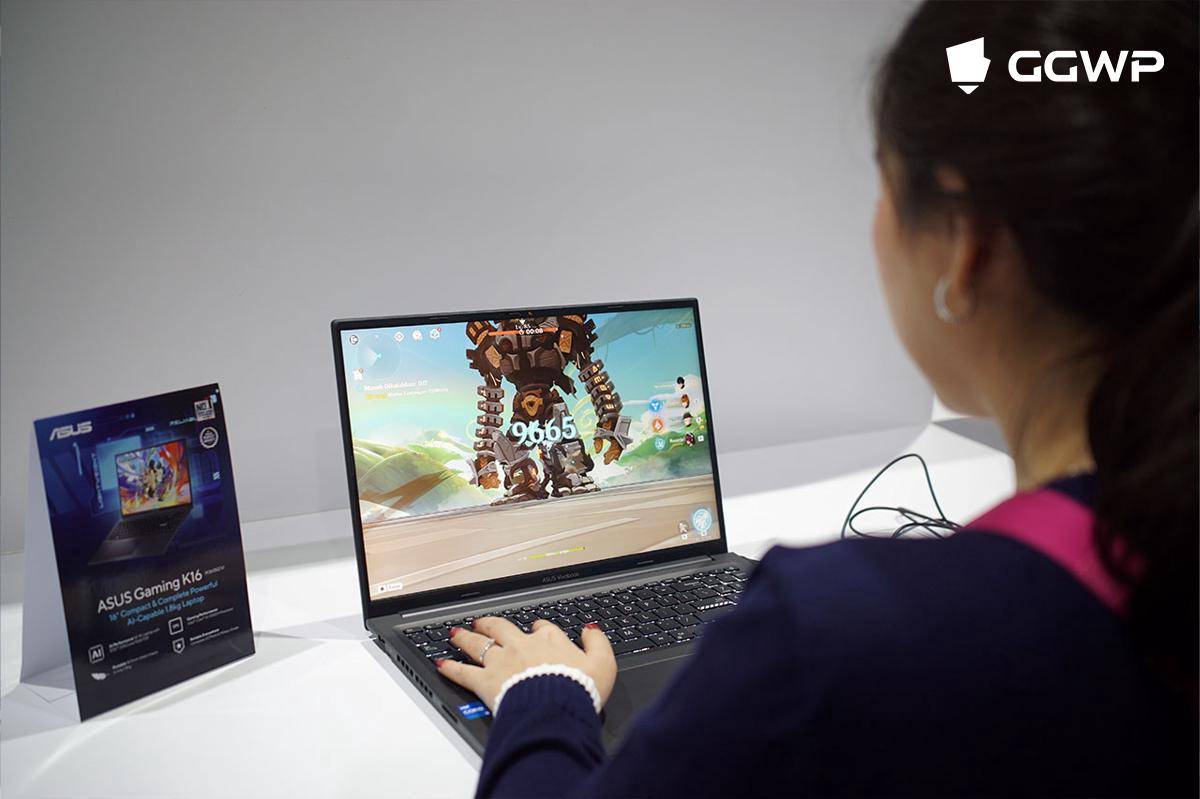 Pengunjung mencoba Genshin Impact di laptop ASUS. (Dok. GGWP)