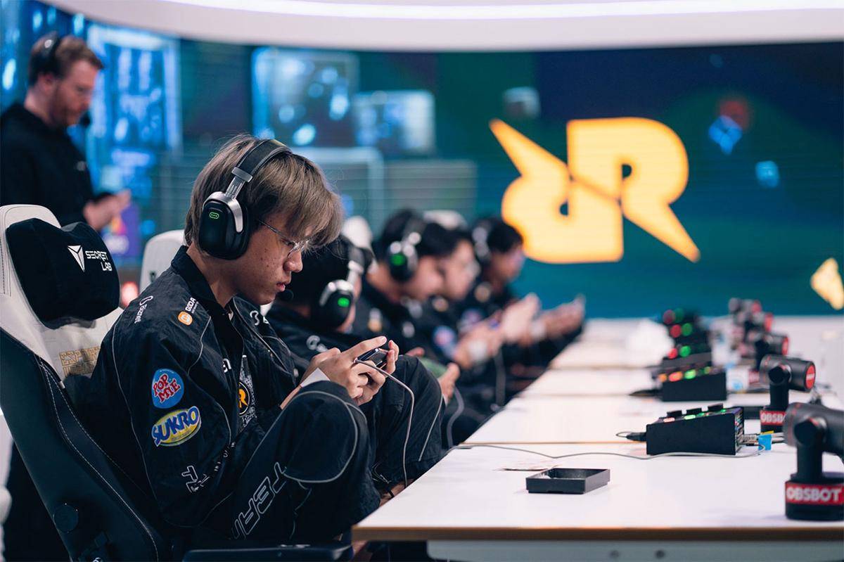 RRQ menang nyaman atas Area 77. (Dok. Esports World Cup)