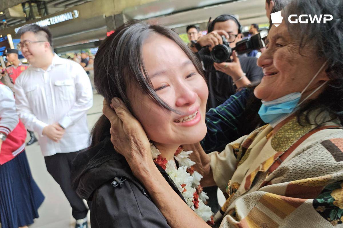 Vivian terharu usai dipeluk oleh nenek dan keluarga yang menyambutnya di bandara. (Dok. GGWP)
