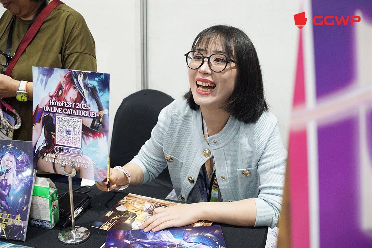 Cosplayer Larissa Rochefort menandatangani poster untuk fans di booth artist alley-nya. (Dok. GGWP)