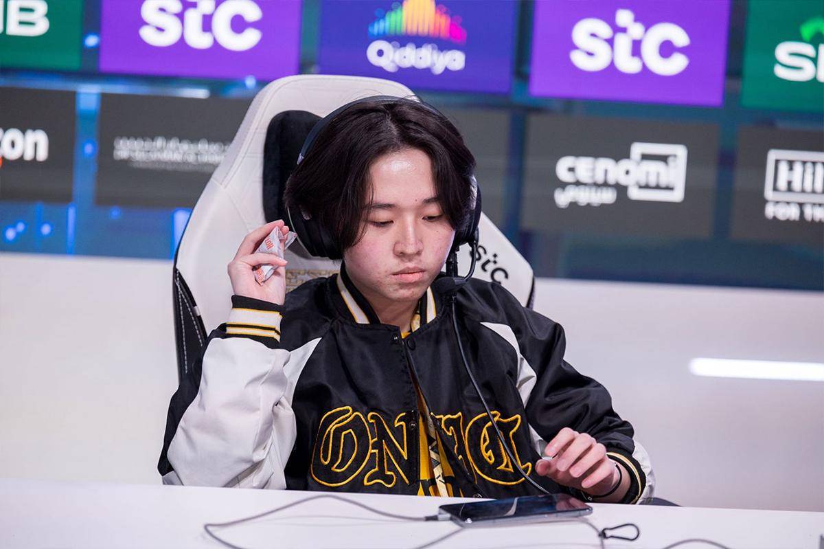 Yeb percaya anak-anaknya bisa comeback dan masuk ke babak playoff. (Dok. Esports World Cup)