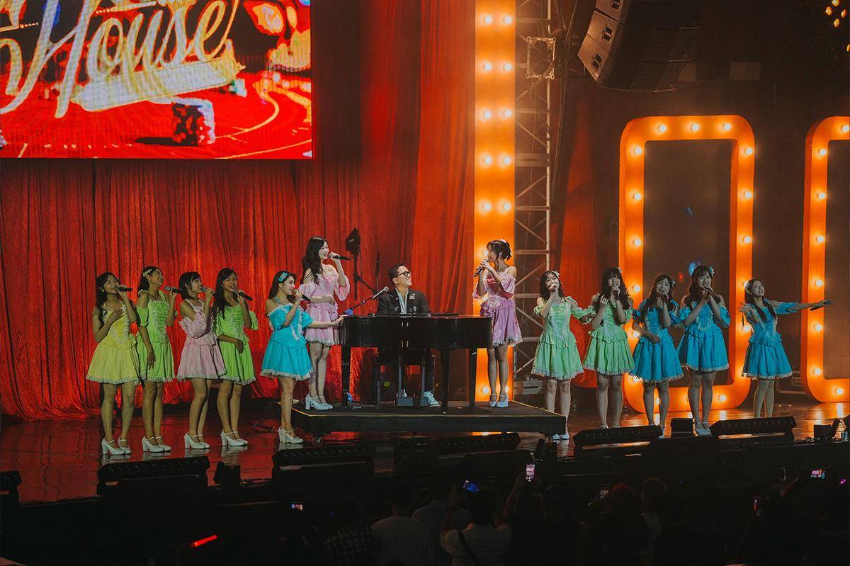 Duet JKT48 dan Andi Rianto dalam "Dahulu". (Dok. JKT48/Herka Yanis)