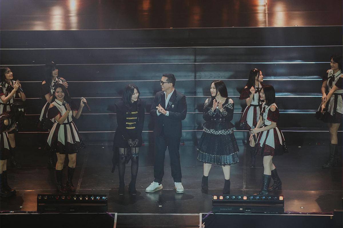Isyana Sarasvati, Andi Rianto, dan Bernadya diundang ke atas stage. (Dok. JKT48/Herka Yanis)