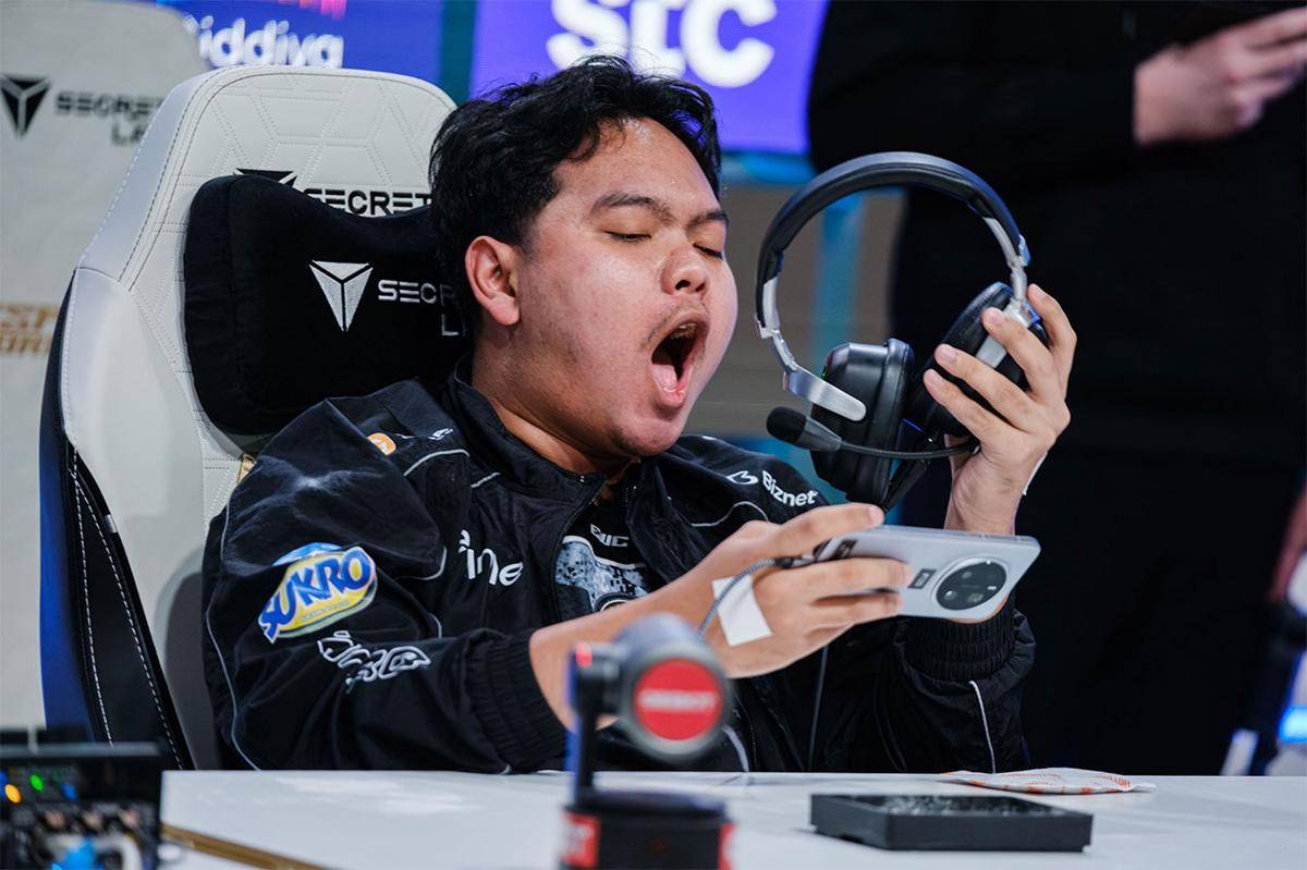 Idok merayakan kemenangan RRQ Hoshi 2-1 atas Aurora Türkiye. (Dok. Esports World Cup)