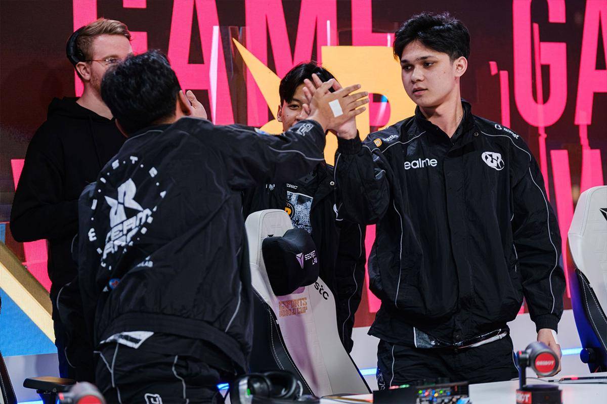 Eksekusi counter attack berujung pada reverse sweep penentu kemenangan RRQ Hoshi. (Dok. Esports World Cup)