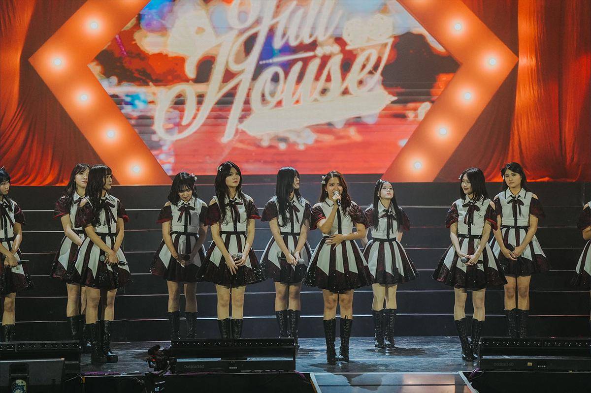Kapten Shania Gracia mengumumkan kelulusannya dari JKT48. (Dok. JKT48/Herka Yanis)