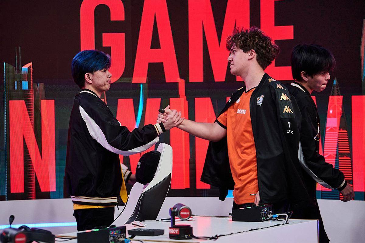 Pemain ONIC ID dan Virtus.pro bersalaman usai pertandingan mereka. (Dok. Esports World Cup)