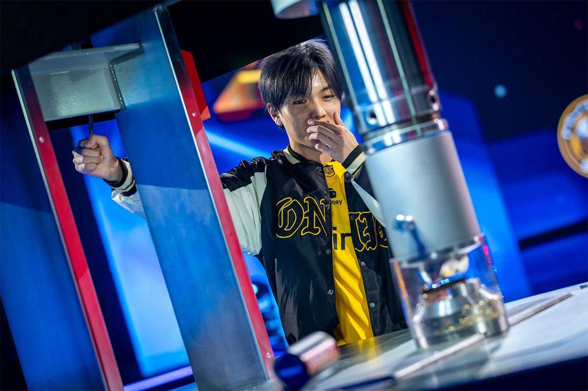 Kairi menghancurkan emblem Mythic Seal usai ONIC ID mengalahkan mereka 3-0. (Dok. Esports World Cup)